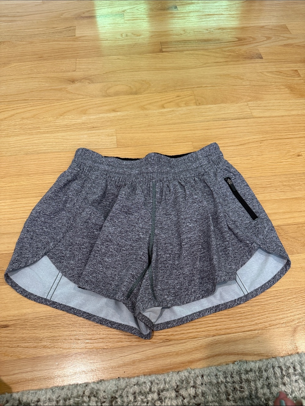 Lululemon Tracker Short V *4"
Heather Lux Multi Black Size 8